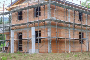 Aletleri ve binaları olan bir inşaat alanı. İnşaattaki ev, yakın plan. Bina inşaatı. gayrimenkul ve geliştirme