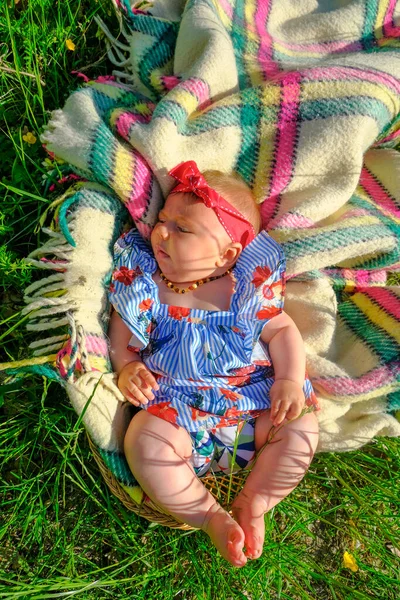 Petite Fille Couchée Dans Herbe Sur Couverture Avec Arc Rouge — Photo