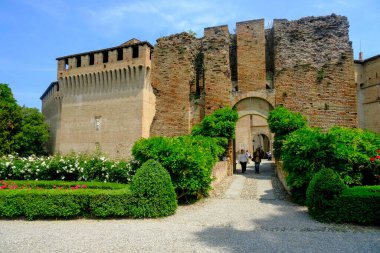 Mayıs 2022 Parma, İtalya: Kalenin dışı, Montecchiarugolo Castello, Parma, İtalya güneşli bir günde ve bahçesinde. Seyahat, turizm