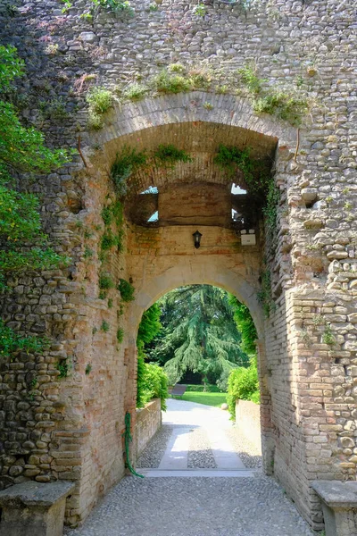 Montecchiarugolo, Parma, İtalya 'daki Kale / Castello bahçesinden çıkın. Kale kemerlerin arasından inşa ediliyor.. 