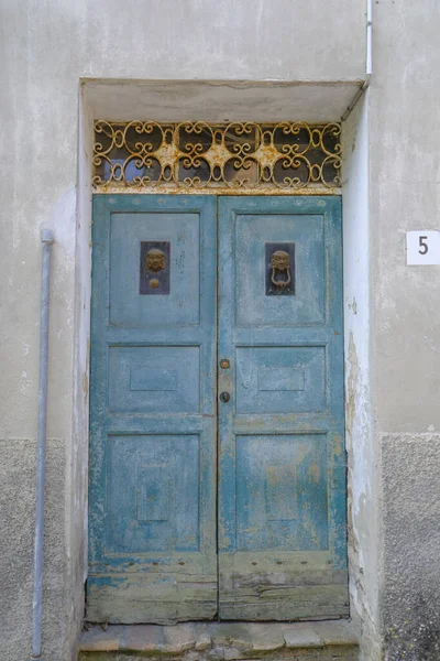 Kasabada Metalik Memeleri Olan Eski Mavi Ahşap Kapı Dış Tasarım — Stok fotoğraf