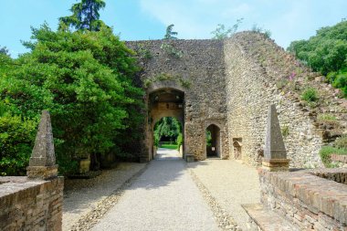  Montecchiarugolo Kalesi, Parma, İtalya 'nın girişi. Kalenin içeriden görünüşü kemerlerden geçiyor. 