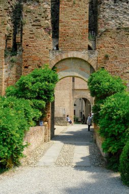 Montecchiarugolo Kalesi / Castello 'nun girişi, Parma, İtalya kemerlerden. Seyahat, turizm