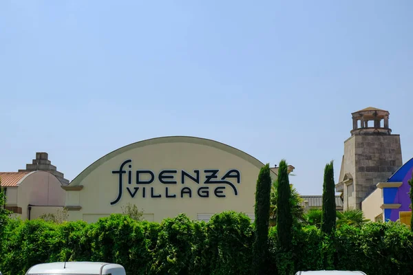 Mayıs 2022 Fidenza, İtalya: Binanın üzerindeki Fidenza köyü alışveriş merkezi logosu. 