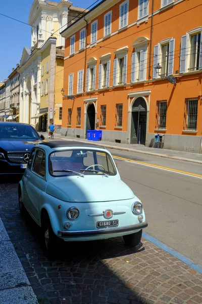 Czerwiec 2022 Parma Włochy Stara Ulica Miasta Niebieskim Retro Fiatem — Zdjęcie stockowe