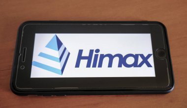 Ağustos 2022 Milan, İtalya: Akıllı telefonlara yakın plan Himax logo ikonu. Himax Şirketi logo simgesi