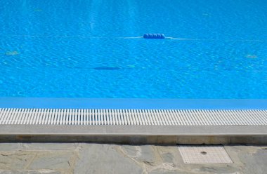 Güneşli bir günde şamandıralı havuz suyu. Su yüzeyi. Otel tatil köyü. Yaz etkinlikleri