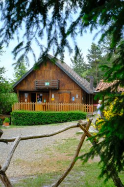 Köknar ağacı dallarının karşısındaki ahşap sığınak. Kırsal yaşam. Kırsal kesimde tatil. Monte Fuso, Parma