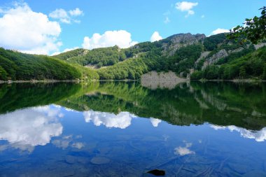 Santo Gölü, Lago Santo dağların ve ormanların ötesinde. Doğa gölün yüzeyine yansıyor. Ulusal Park Appennino Tosco-Emiliano. Lagdei, Emilia-Romagna
