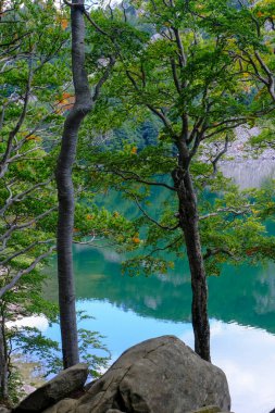  Santo Gölü, Lago Santo dağların ve ormanların ötesinde. Doğa gölün yüzeyine yansıyor. Ulusal Park Appennino Tosco-Emiliano. Lagdei, Emilia-Romagna