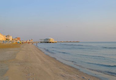 Senigallia, İtalya 'daki sahil manzarası, Rotonda bir kısrak, gün doğumunda iskele. Sabahları manzara. 