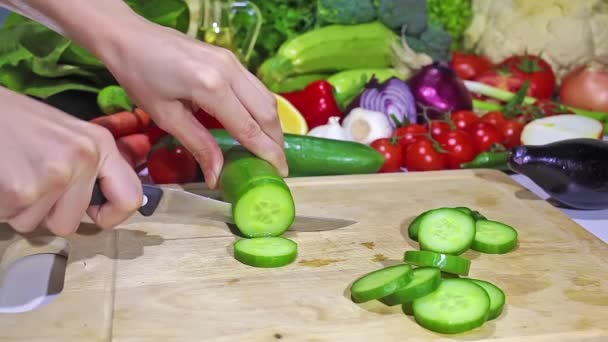 Snijden een komkommer — Stockvideo