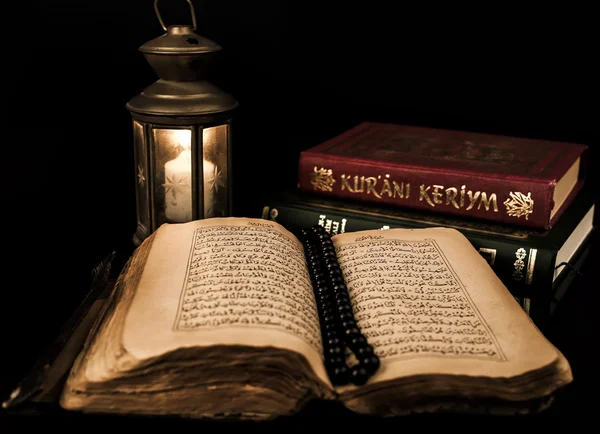 Quran boeken en kaars — Stockfoto