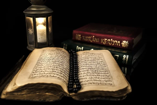 Βιβλία Quran και κερί — Φωτογραφία Αρχείου