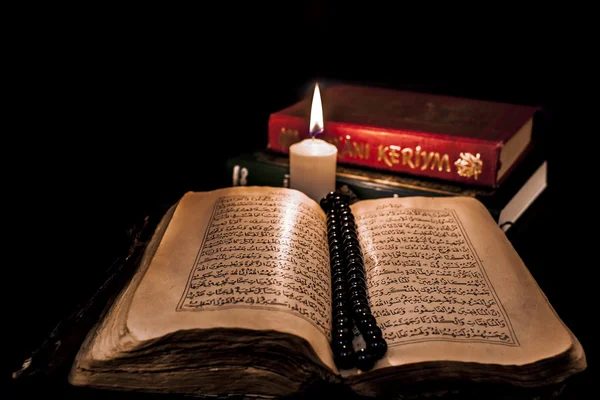 古兰经 》 的书和蜡烛 — 图库照片