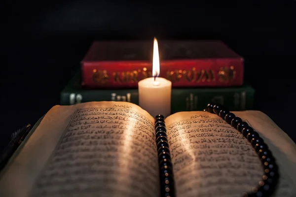 古兰经 》 的书和蜡烛 — 图库照片