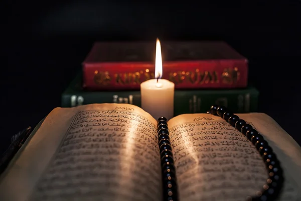 Libros y velas del Corán — Foto de Stock