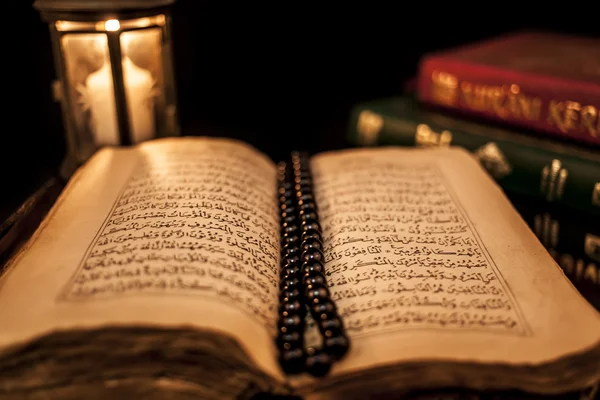Koran książek i świeca Obraz Stockowy