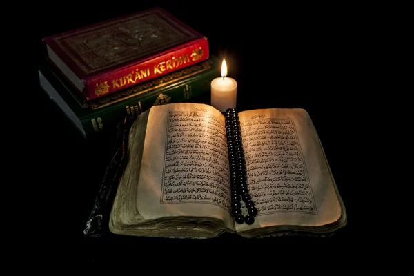 Libros y velas del Corán Fotos De Stock Sin Royalties Gratis