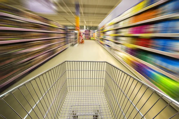 Winkelwagen op mall — Stockfoto