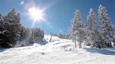 Teleferik karlı dağ ve sun ray timelapse üzerinde hareket eder..