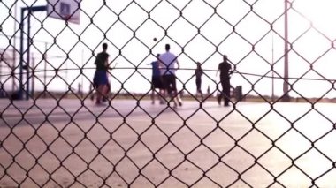 Basketbol, günbatımında tel arkasında mash oyun .
