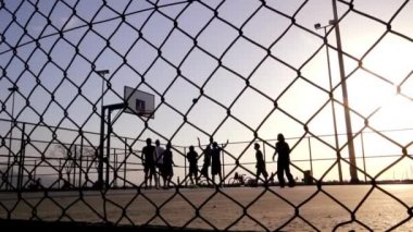 Basketbol, günbatımında tel arkasında mash oyun .