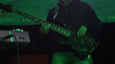 bas gitarist.