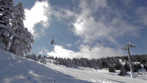 Wyciąg narciarski idzie do ośnieżonych górskich. — Wideo stockowe
