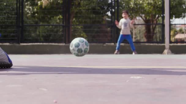 Mladý Kluk Kopající Fotbalového Míče Osmiletý Chlapec Který Snaží Udržet — Stock video
