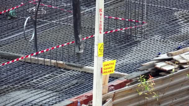 重建設コンクリート注ぎます 鉄筋コンクリート構造物の製造 鉄筋コンクリート製品の生産活動現場でのコンクリート注入の中程度のクローズアップ — ストック動画