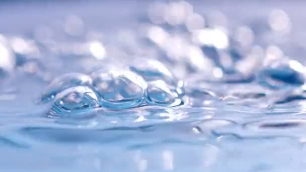 Agua Limpia Vertiendo Salpicaduras Burbujas Aire Sobre Fondo Azul — Vídeo de stock