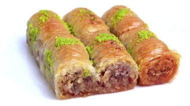 Türk tatlısı, Baklava sunumu, siyah beton tabakta. Yüksek kalite 4k görüntü