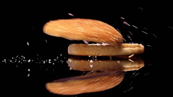 Hamburger Brood Valt Zwarte Spiegel Slow Motion Geïsoleerd Zwarte Achtergrond — Stockvideo