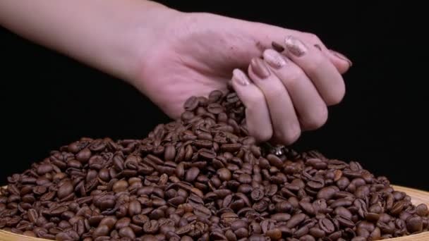 원두를 여성의 클로즈업 사진입니다 손에서 서서히 떨어지는 커피콩 — 비디오