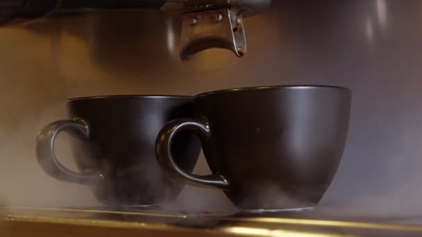 Machine Café Barista Soufflant Vapeur Vers Des Tasses Expresso Noires — Video