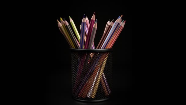 金属笔盒中的彩色铅笔在孤立的黑暗黑色背景中旋转 — 图库视频影像