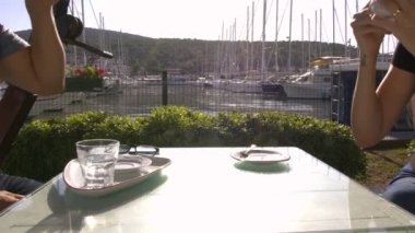 Donanmada günbatımı kahvesi. Çift bir konuyu tartışıyor ve sonunda bir anlaşmaya varıp el sıkışıyorlar..