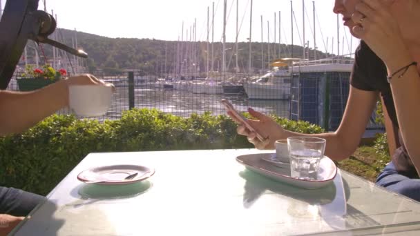 码头附近的咖啡时间 — 图库视频影像