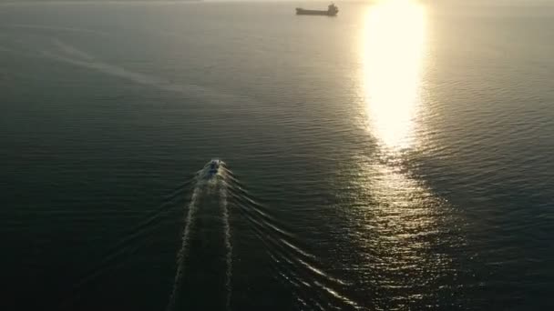 Balıkçı Teknesi Havası Video Günbatımında Kargo Gemisine Giden Bir Balıkçı — Stok video