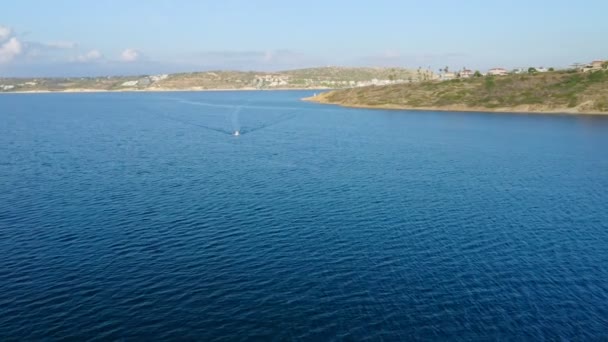 Bir Balıkçı Teknesinin Havası Görüntüler Cesme Zmir Deki Mavi Okyanusta — Stok video