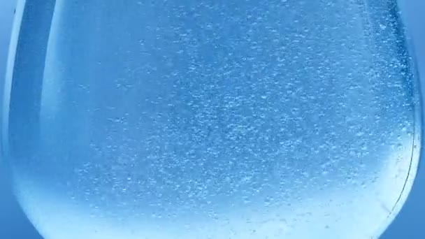 Kabarcık Arkaplanı Mavi Arkaplanda Geniş Bir Bardakta Yükselen Köpüklerin Yakın — Stok video