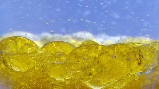 Tło Olejowe Piękne Żółte Pomarańczowe Bańki Olejne Skaczące Wewnątrz Wody — Wideo stockowe