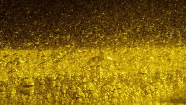 石油バブルの背景 黄色の宇宙に移動するような油に落ちる小さな泡 — ストック動画