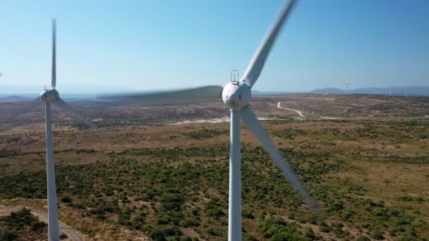 風力タービンの回転 このストックビデオでは 風力発電所のタービンを空中から紹介します — ストック動画
