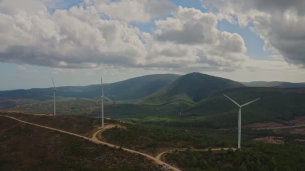 Rüzgar Türbinleri Dönüyor Stok Video Türbinleri Bir Rüzgar Çiftliğinde Hava — Stok video