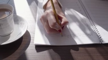 Bir nota yazıyorum. Besteci, Kalem Yaprağı Üzerine Melodi 'nin Müzikal Notaları Yazıyor