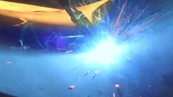 焊接特写 用火把保护面罩焊接金属材料的工厂工人近景 火光四射 — 图库视频影像
