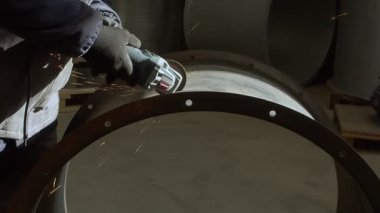 Grinder 'la Çalışmak, ağır çekimde metal kesen bir adamın yakın çekim görüntülerini sergiliyor..