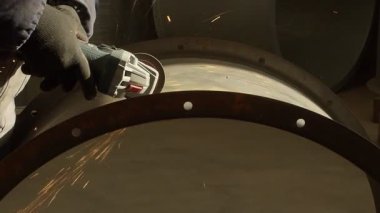 Grinder 'la Çalışmak, ağır çekimde metal kesen bir adamın yakın çekim görüntülerini sergiliyor..